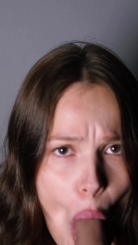 我被误认为是另一个女孩，被一群男人操了。虚拟性爱
