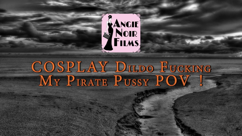 Angie Noir: Dildo cosplay scopa la figa pirata della matrigna con Angie...