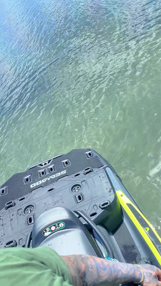 BrandySalazar: Kouření a šukání ptáka mého instruktora jetski na pláži