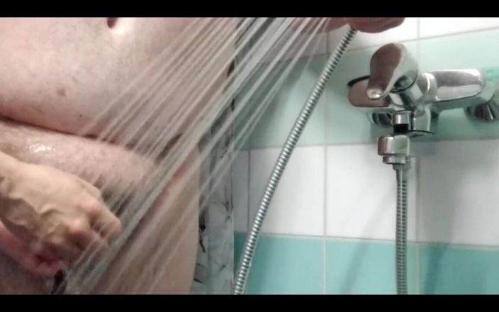 Asian slave & white superchub Master: Assista como Eve lavando o pau de Adams, como ela...