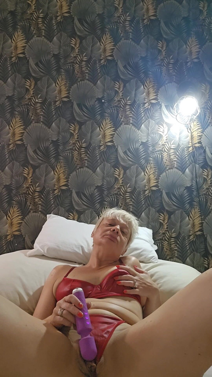 Sofy13: MILF Reife Schlampe Spielt Mit Ihrer Nassen Klitoris