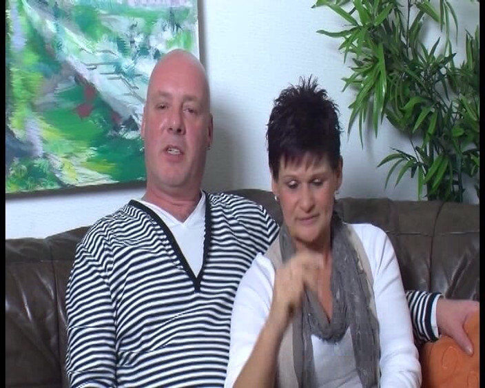 Amateur Pornos XXX: 邻居见面四人行 - 饥渴的德国邻居交换和无套口交和手淫