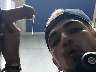 LEO BULGARI - Fucking my exes & Horny curious guys: Ogromny prosty kutas pojawia się w Gloryhole w łazience centrum handlowego