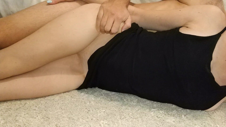 Toystest: 彼はルームメイトが床に倒れているのを見つけたとき、彼女とセックスを拒否しなかった