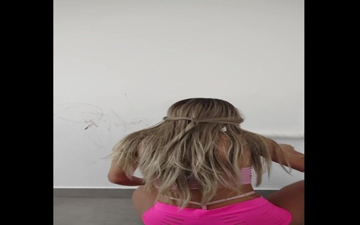 Priscila Belini: 火辣金发暴露狂