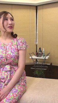 Aimi Osawa, bonnet G sur un lit privé taché d’huile, éjaculait sur sa poitrine