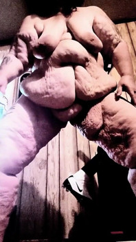 Cosa fa questa puttana nuda? Si scopa le sue tette con un cucchiaio di legno e si masturba e viene per la scopata luna