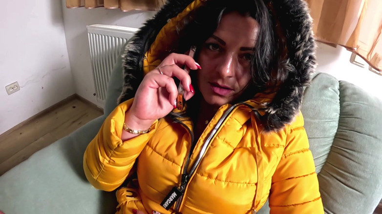 MilfyCalla: Appel à fumer, downjacket. Pipe bruyante à capuche et éjaculation sur mon manteau
