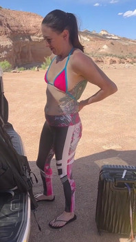 Mostrando peitos nas montanhas selvagens do Quirguistão - Ousada, Topless e Aventura Crua