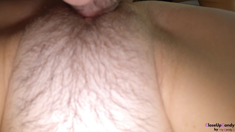CloseUpCandy: Comendo doce buceta não raspada até esguichar orgasmo - extremo close-up...
