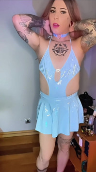 Vacker transflicka Emma Ink onanerar