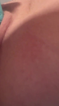 Une fille excitée baise son cul et sa chatte avec un vibromasseur