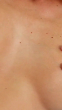 Seksowna blondynka MILF masturbuje się ciasną cipką zabawką i dostaje orgazmu