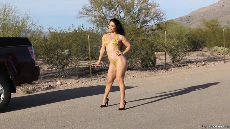 Babe Stare: Tia chodzi w małym bikini, aby pokazać swoje gorące ciało