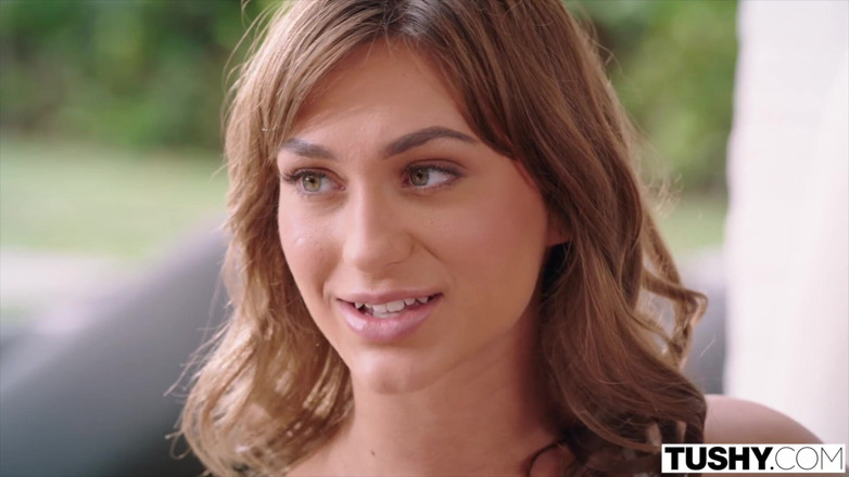 Tushy: Tushy, su mejor amiga necesitaba un poco de anal, así...