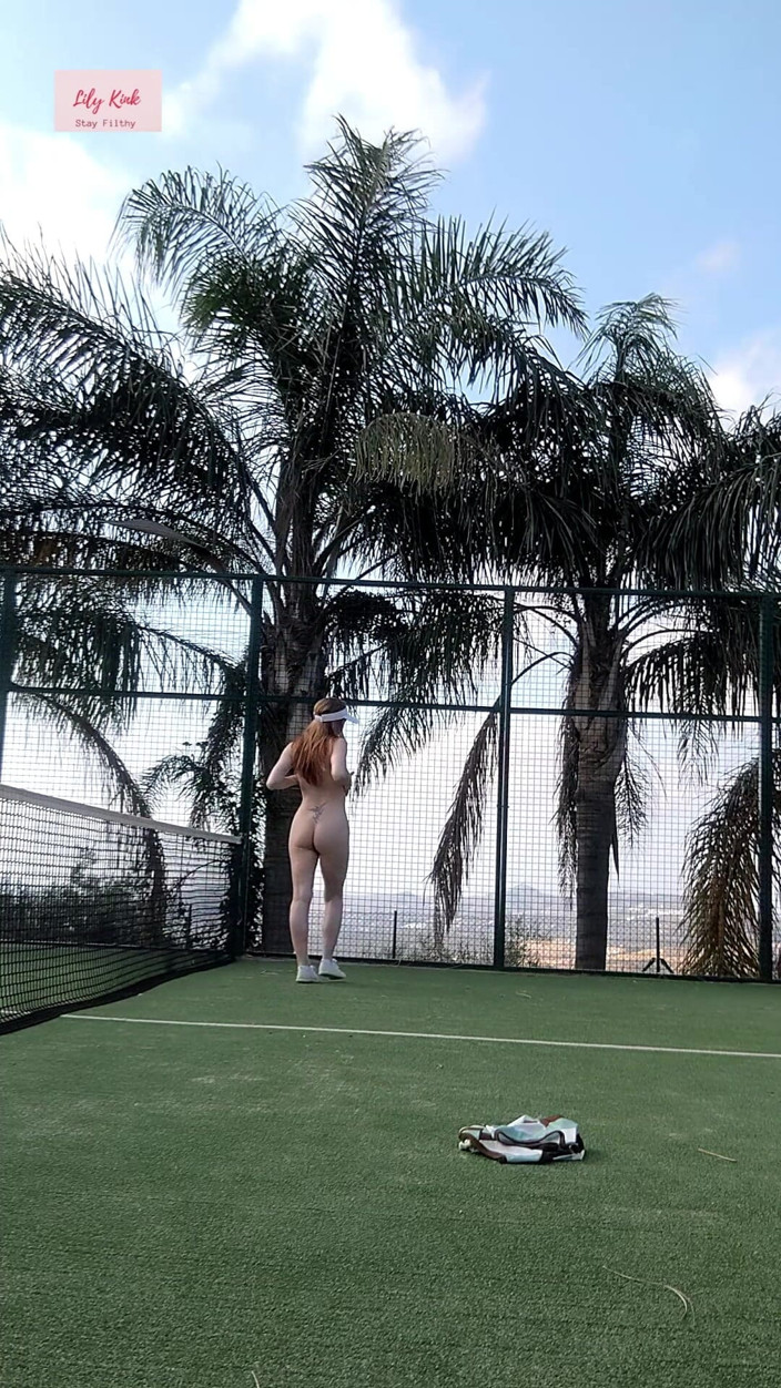 Lily kink: Bakış açısı edepsizce konuşan yüze oturan tenis kortu orta yaşlı...