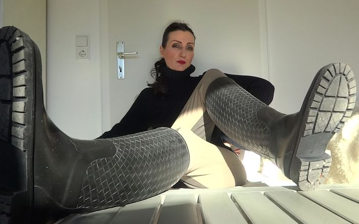Lady Victoria Valente: Adulmecă-mi picioarele șosetelor albe transpirate și îți distruge orgasmul