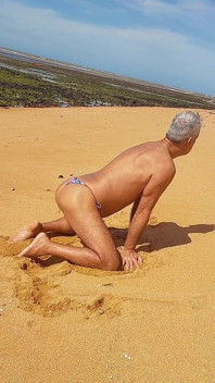 Ladysilva di pantai dengan bikini mempamerkan pantatnya yang panas dan kemudian menanggalkan semuanya dan telanjang penuh dengan terangsang