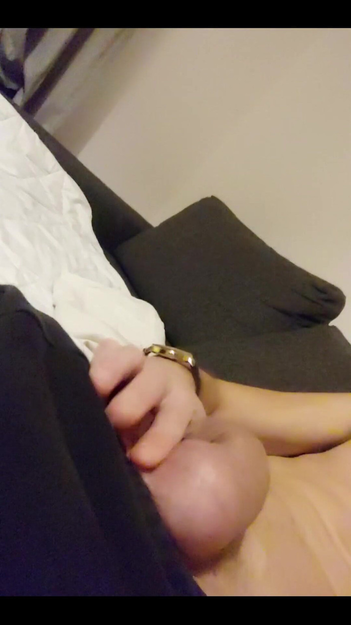 Boy jerking off: 家にいてチンポを弄ぶ