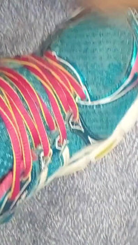 Éjaculation sur Asics se faufile