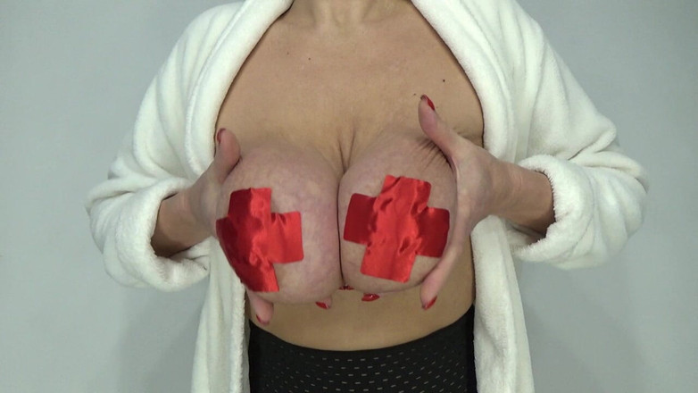 AnnaBUST: Payudara dewasa yang indah tanpa keintiman