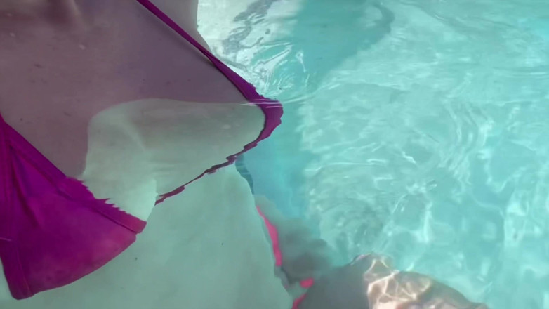 Artemisia Love: Artemisia ko pool men seksi bikni pahne apne rasdaar parphekt...