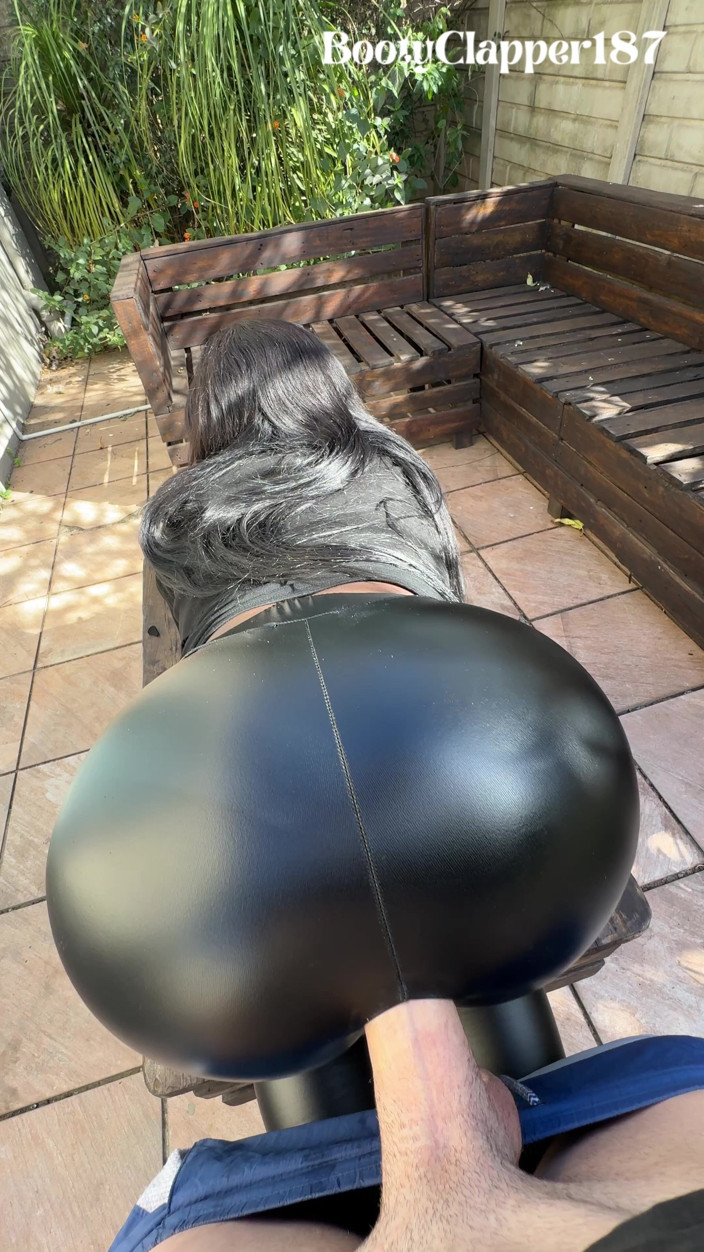 BootyClapper187: Sus Pantalones De Látex Brillantes Toman Una Corrida Masiva