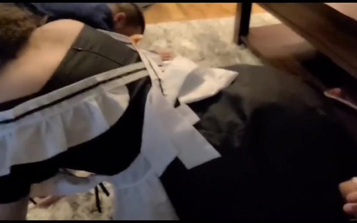 Kinkytwinkpamps: Twink mette la bagnata sul viso della cameriera