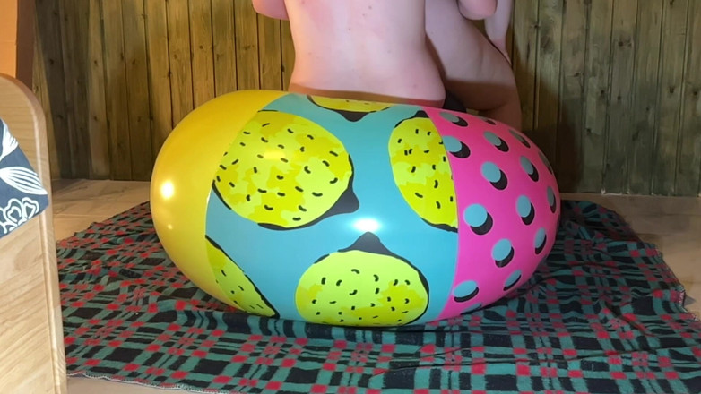 BeachBallsDuo: Два величезних 42 і 48 пляжних яєць розчавлені під нашими 200 кг!