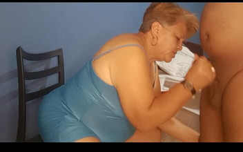 Milfta boohot: Nenek matang menelan susu panas