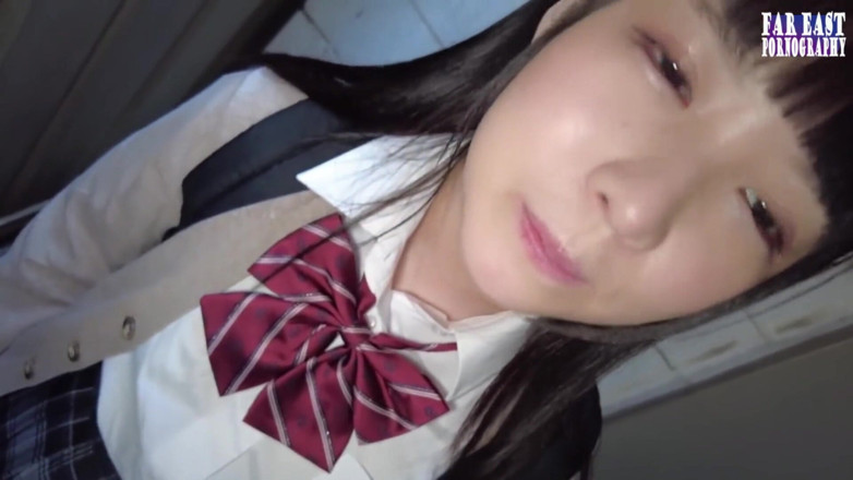 Far East pornography: Doll Like Bliss med en mörkhårig retas på ett lekfullt...