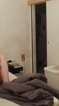 소파에 앉아 있는 남편... 그래서 나는 이웃을 다시 초대했다.
