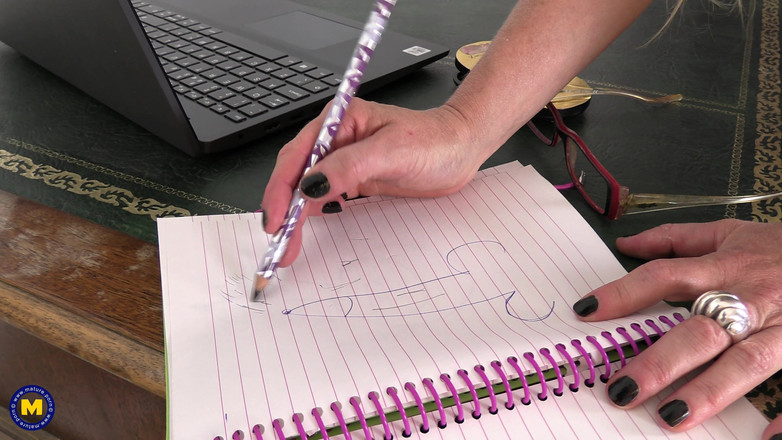 Mature NL: Clásica Secretaria Madura Mouse Se Masturba En Lencería Sexy