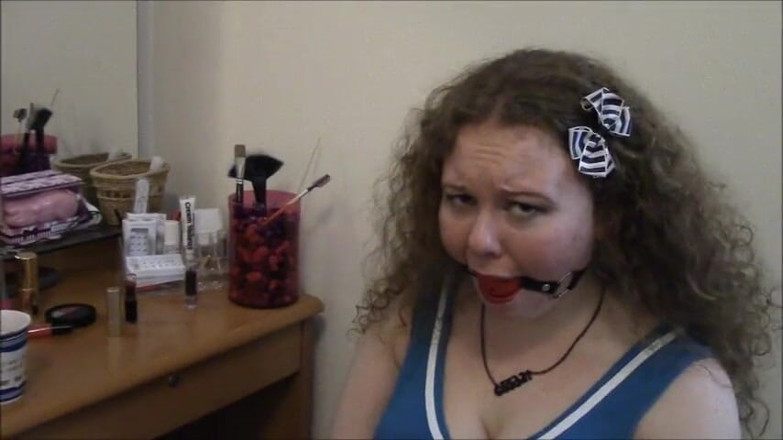 Selfgags classic: Gemaild door mijn kokhalzende stiefzus!