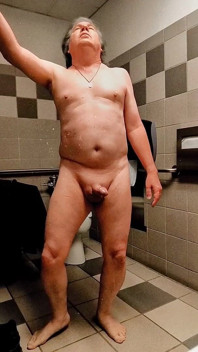American_nudist: In der öffentlichen toilette kommen