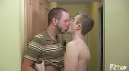 Gay Diaries: Татуированному мужику с пирсинговыми сосками сосет большой хуй худенькая чувак-блондинка