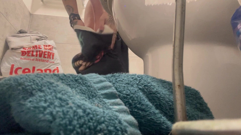 Glitterqueen1999: Lelaki kecil gergasi menonton mencuci dan melancap