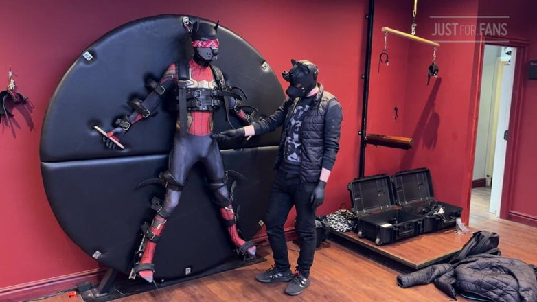 Inmate Cody and SubEdgeX: Pup Twink Oblečený jako pavoučí muž připoutaný k svazovacímu kole...