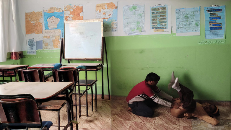 Bobbypranav: Des couples d’étudiants du village desi baisent dans une salle...