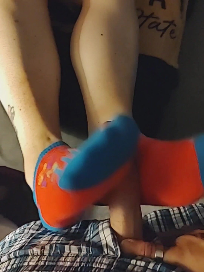SocksAddict69: Footjob mungil - kaus kaki cewek pink &amp; biru - crot di kaus...