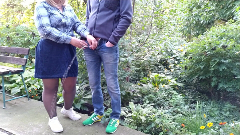 OurFetishLife: Lluvia dorada caliente de una gran polla al aire libre