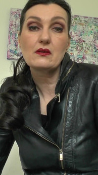 Čichání otrokyně Geraldine a masturbace! Lady Victoria Valente