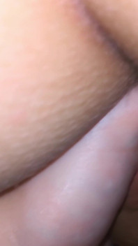Ela nunca tentou sexo anal - eu estou tentando enfiar meu pau na bunda dela.