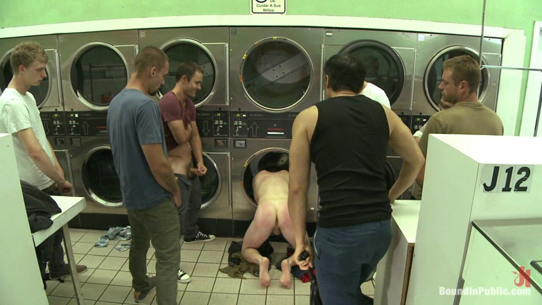 Bound in public: Punk được banh ra và lỗ của anh ấy bị một đám đông đàn ông đụ