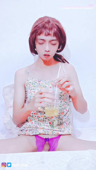 MaureenNadh: （第2部分）第一次品尝我自己的精液和撒尿，射在食物恋物癖上，亚洲变性陷阱人妖