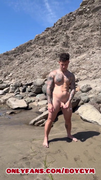 Mear en una playa para seguro de que alguien me descubra