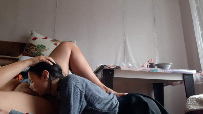 Lesbian-illusion: Kız arkadaşım amımı emerken, öperken ve yalarken kafa masajı yapıyorum