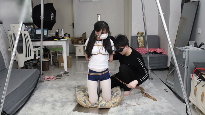 Asian bondage: La fidanzata in calze bianche era legata a un palo...