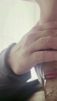 Der junge Trainer hat den Leiter der Turnhalle in die Toilette geblasen. Sabbern, Sperma