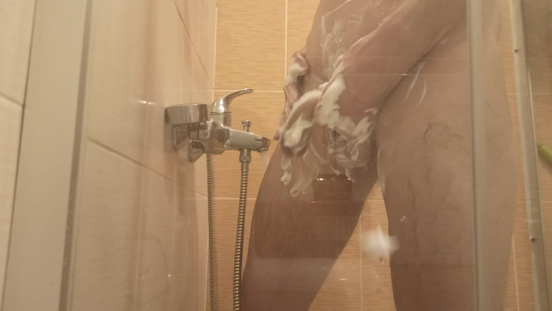 Pasha: Genç Bir Adam Duşta Yıkanıyor Ve Yanında Birinin Olduğunu Hayal...